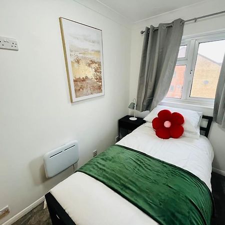 Stylish Two Bedroom Flat Colindale, Nw9 Close To Station Edgware ภายนอก รูปภาพ